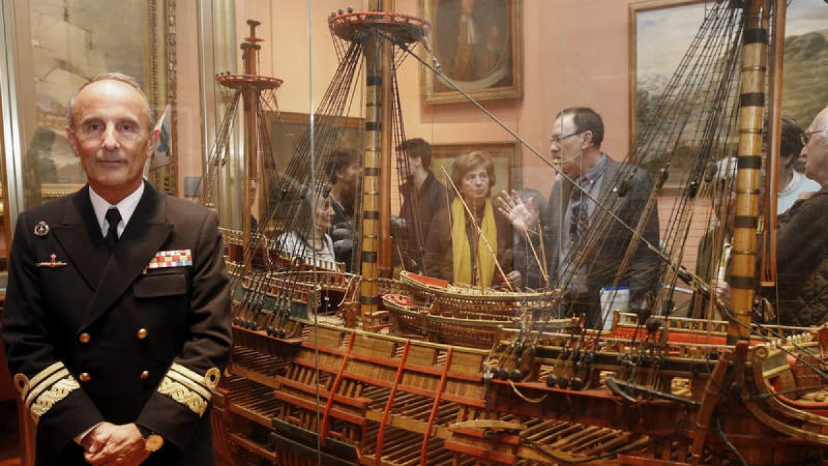 El vicealmirante Fernando Zumalacárregui, director del Museo Naval, con una reproducción del galeón. J. J. GUILLÉN