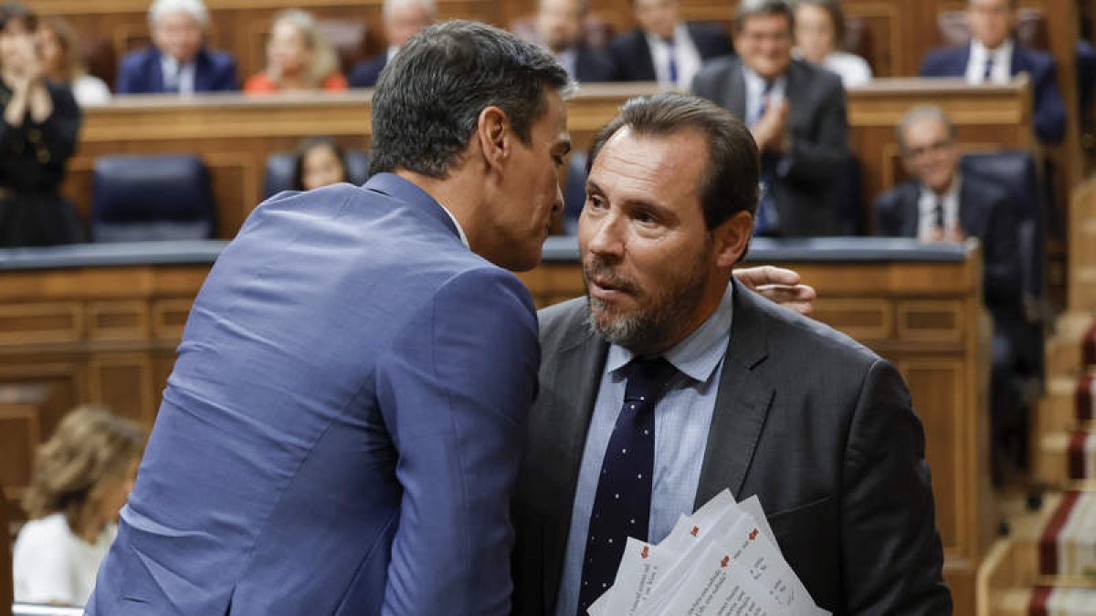 Sánchez felicita a Óscar Puente tras su intervención como portavoz del PSOE. DANIEL GONZÁLEZ