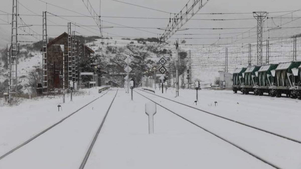 La rampa de Pajares, foco de problemas tanto en invierno por la nieve como en verano. DL