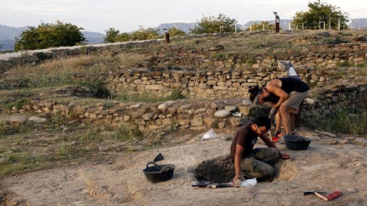 Arqueólogos trabajando en la necrópolis romana hallada en Sitges.