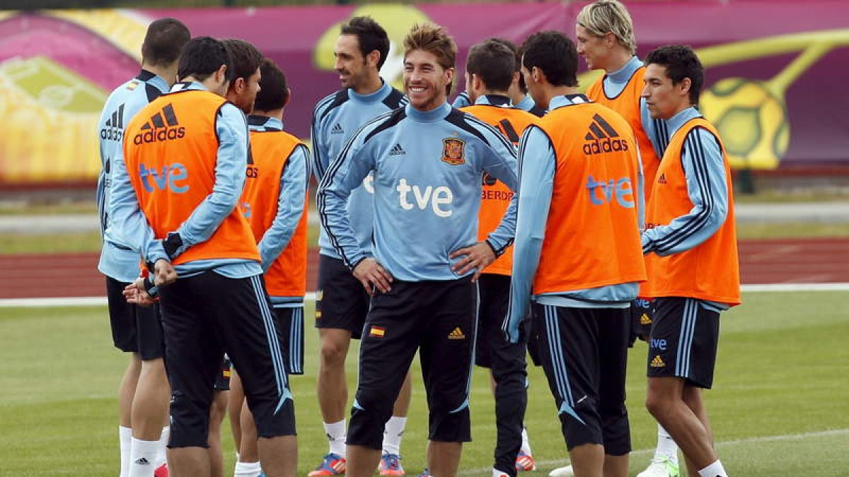 Sergio Ramos bromea con sus compañeros de la selección española durante el entrenamiento de ayer en Gniewino.