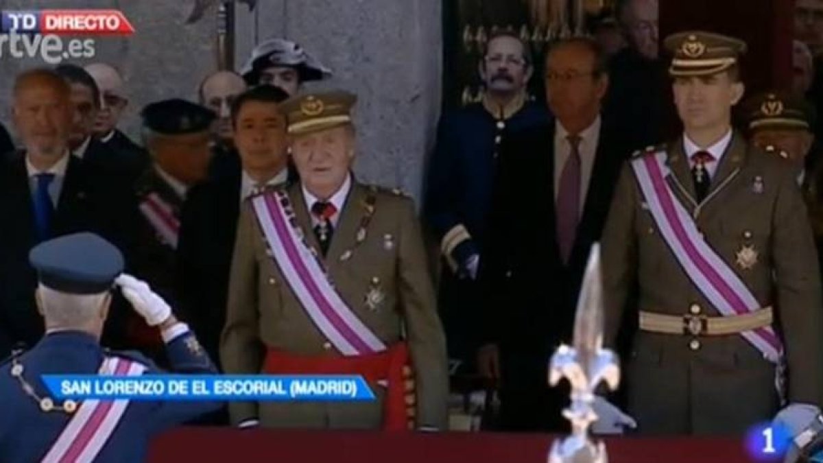 El Rey y el Príncipe, este martes, en El Escorial, en una imagen de TVE.