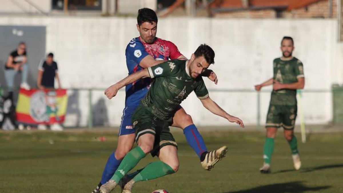 Una jugada del partido disputado entre el Atlético Astorga y la Gimnástica Segoviana.