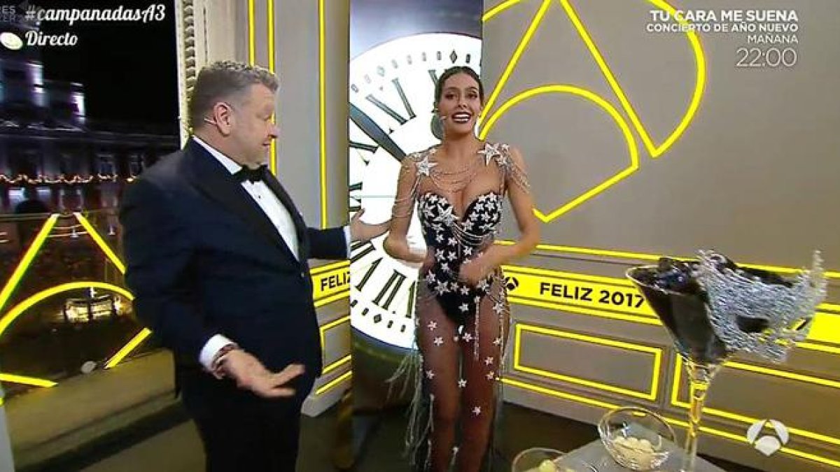 Cristina Pedroche vuelve a sorprender con su vestimenta en las campanadas de Año Nuevo.