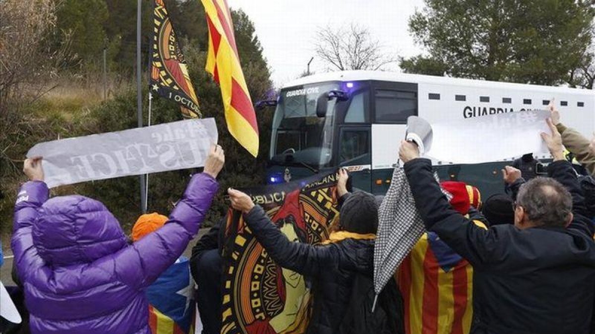 Los 9 políticos catalanes presos ya viajan hacia Madrid.