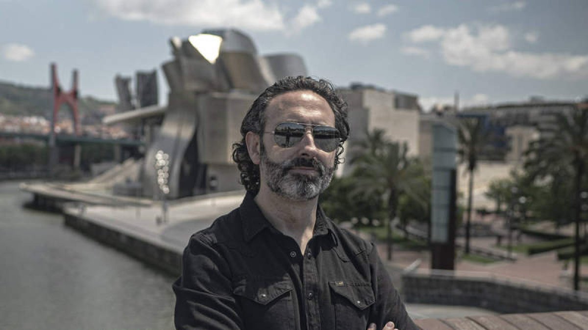 El escritor asturiano de ascendencia vasca Jon Bilbao, con el Museo Guggenheim al fondo.