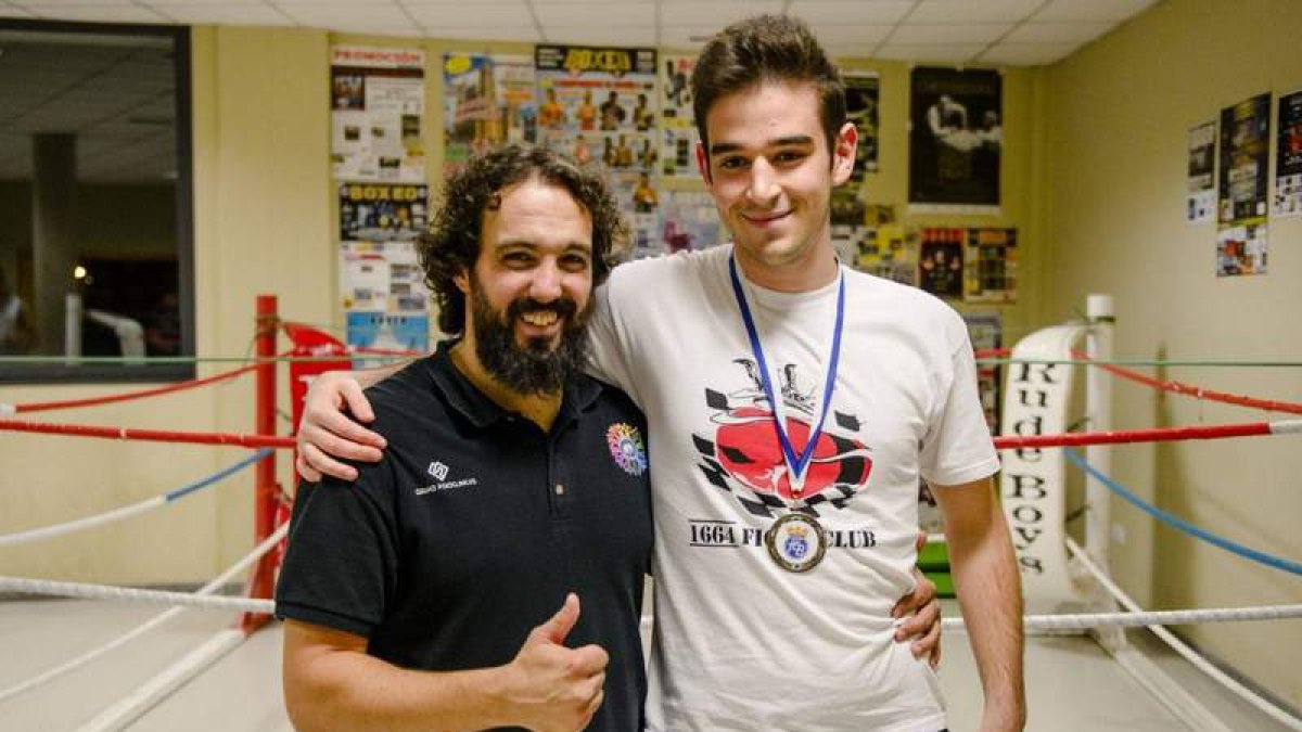 Jonathan y Rubén Castellanos posan con la medalla de plata obtenida en el Nacional Joven y Júnior. DL