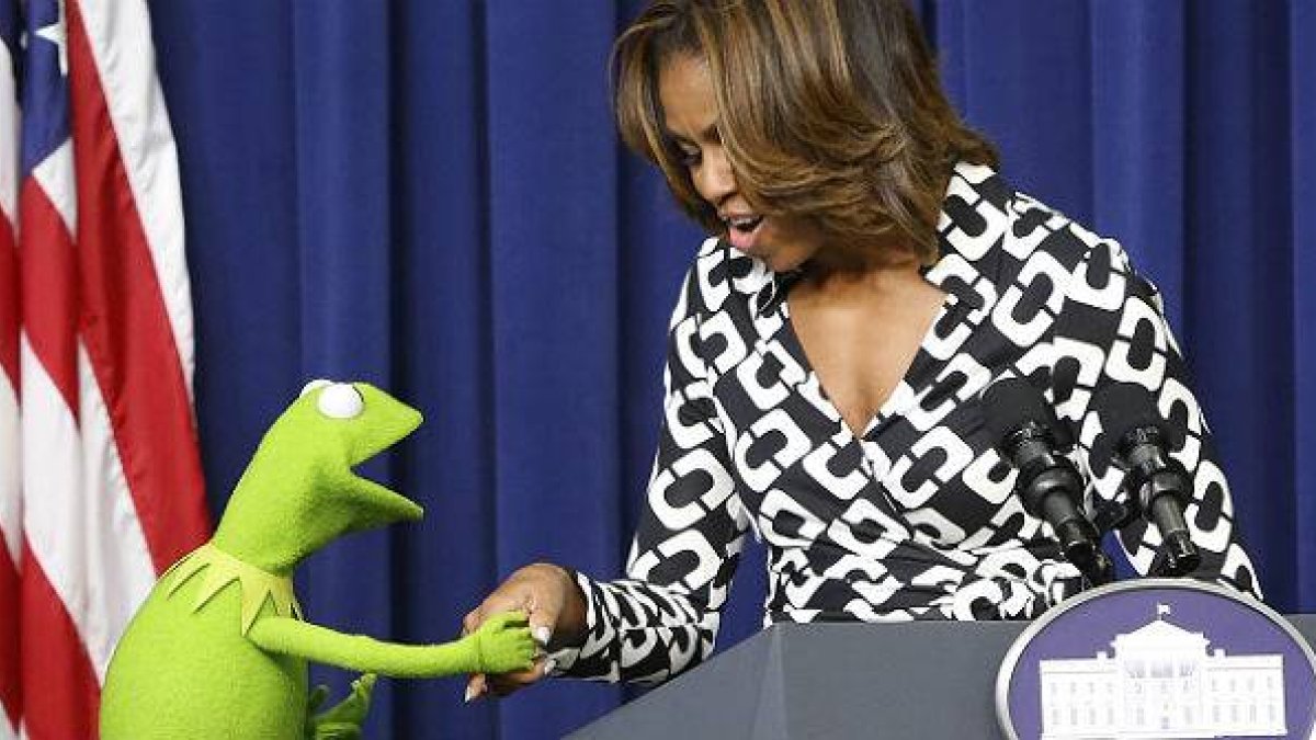Michelle Obama recibe a la rana Gustavo en la Casa Blanca.