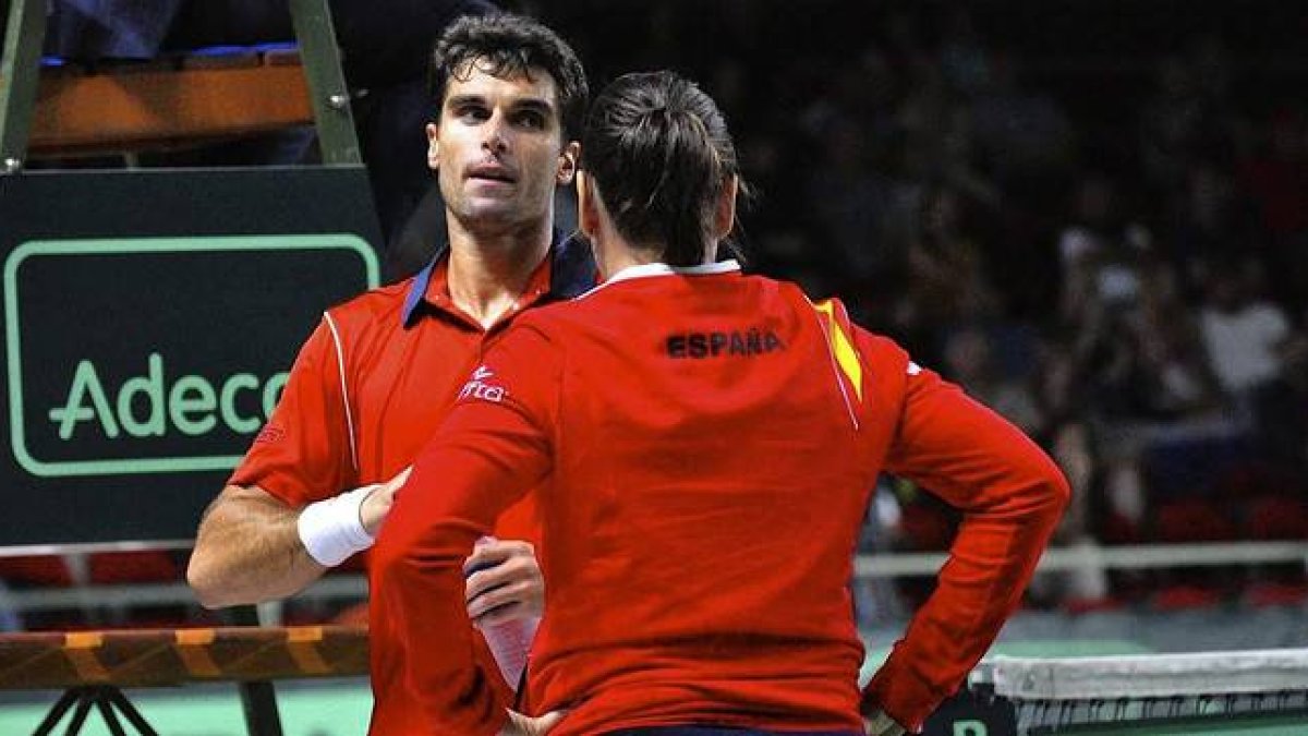 Conchita Martínez conversa con Pablo Andújar tras caer ante el ruso Andrey Rublev y perder la eliminatoria de la Copa Davis.