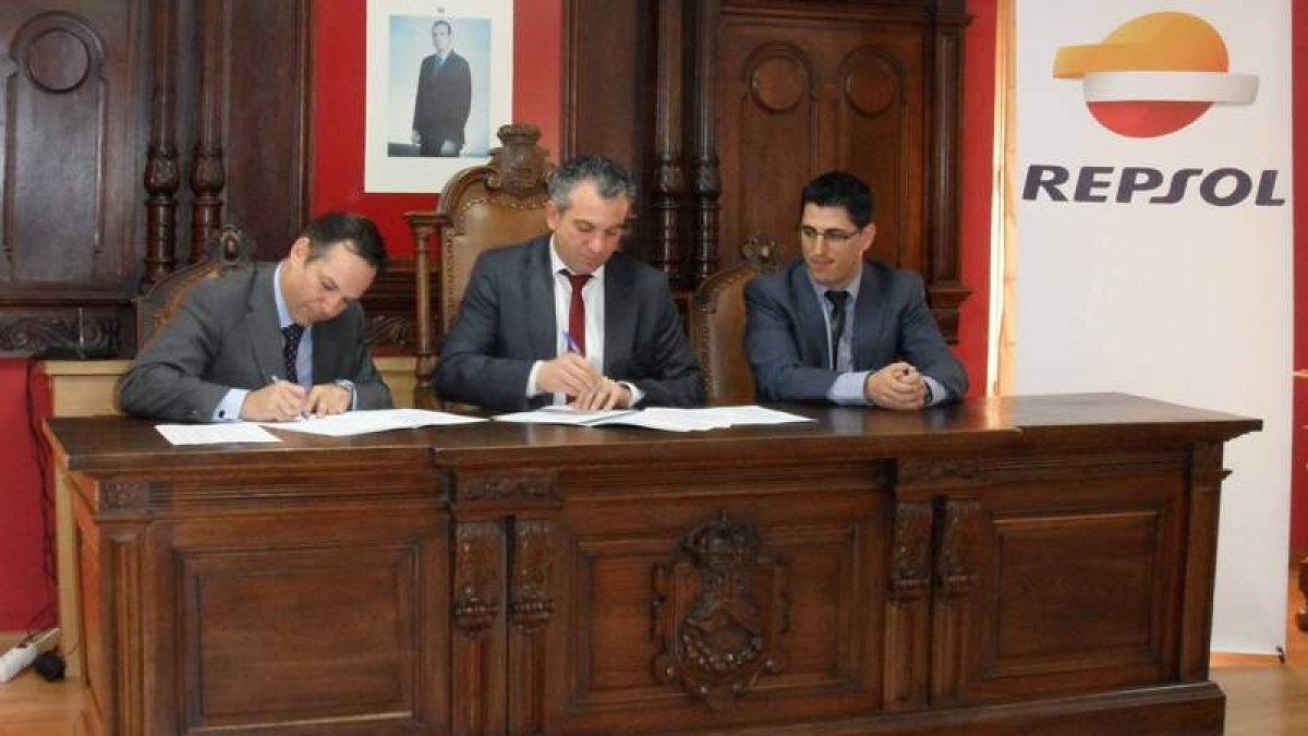 Guillermo Méndez, de Repsol, y Nicanor Sen en el momento de la firma del convenio.