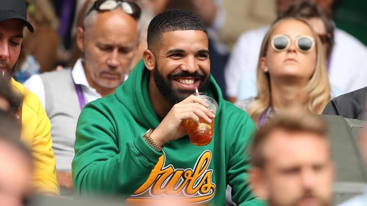 Drake, sonriente, durante un partido del torneo de tenis de Wimbledon, este miércoles.
