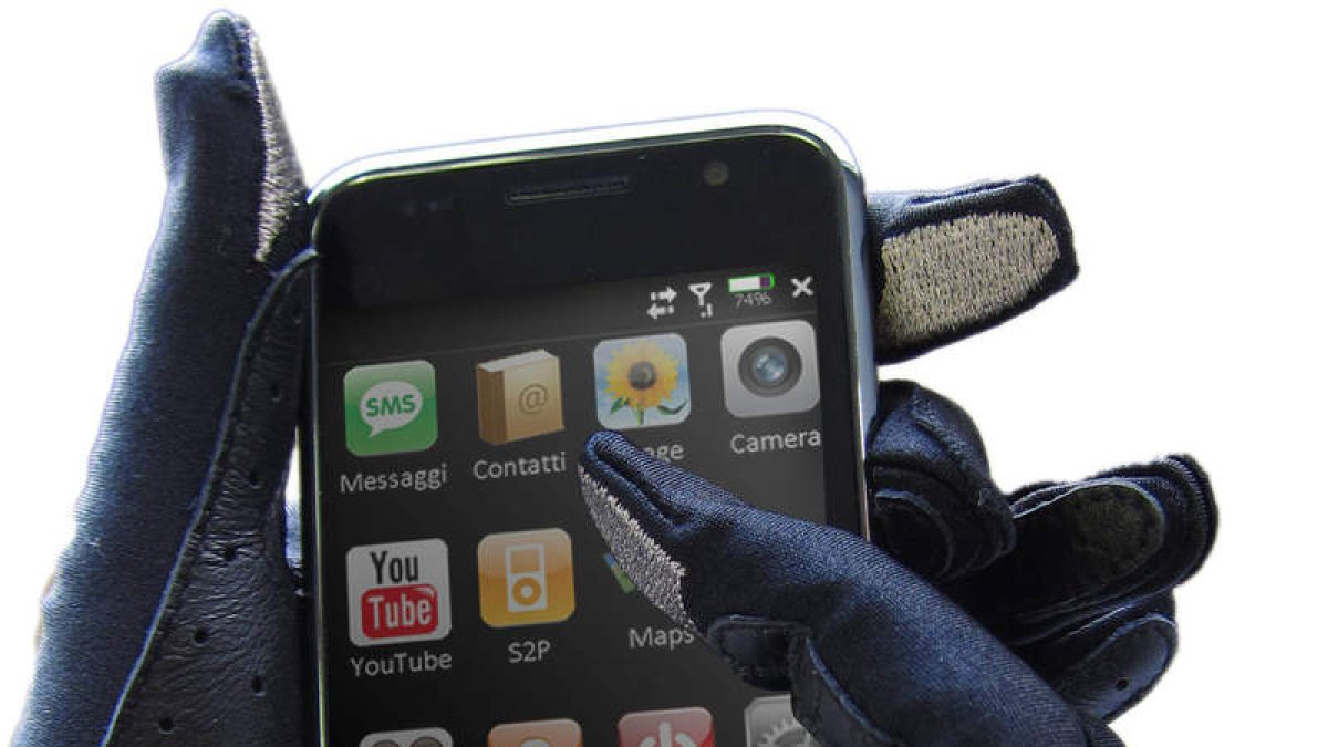 Los guantes permiten manejar la pantalla táctil a través de hilos conductores.