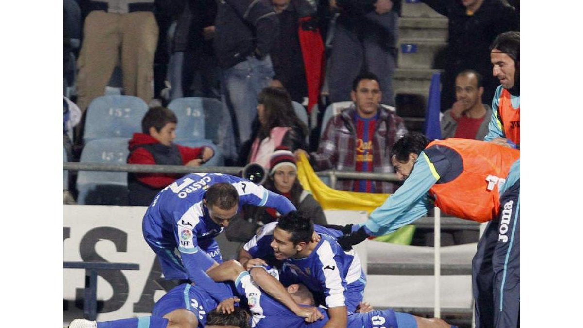 Los jugadores del Getafe celebran el gol de Valera frente al Barcelona.