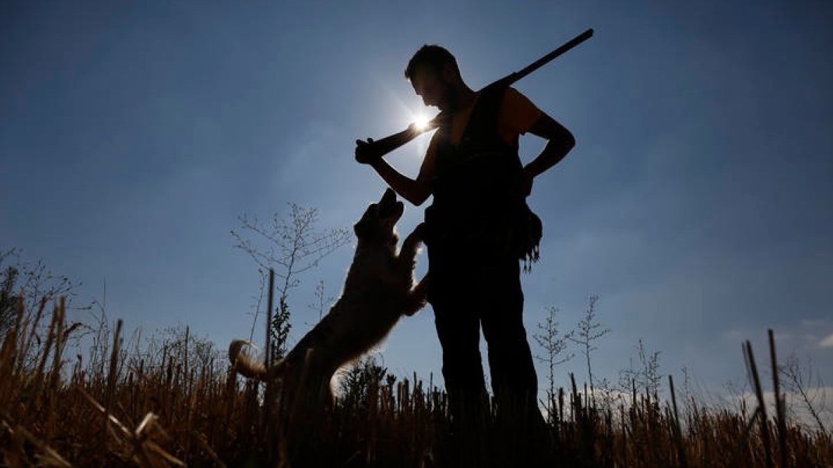 Un cazador, con su perro, en una imagen de archivo. FERNANDO OTERO