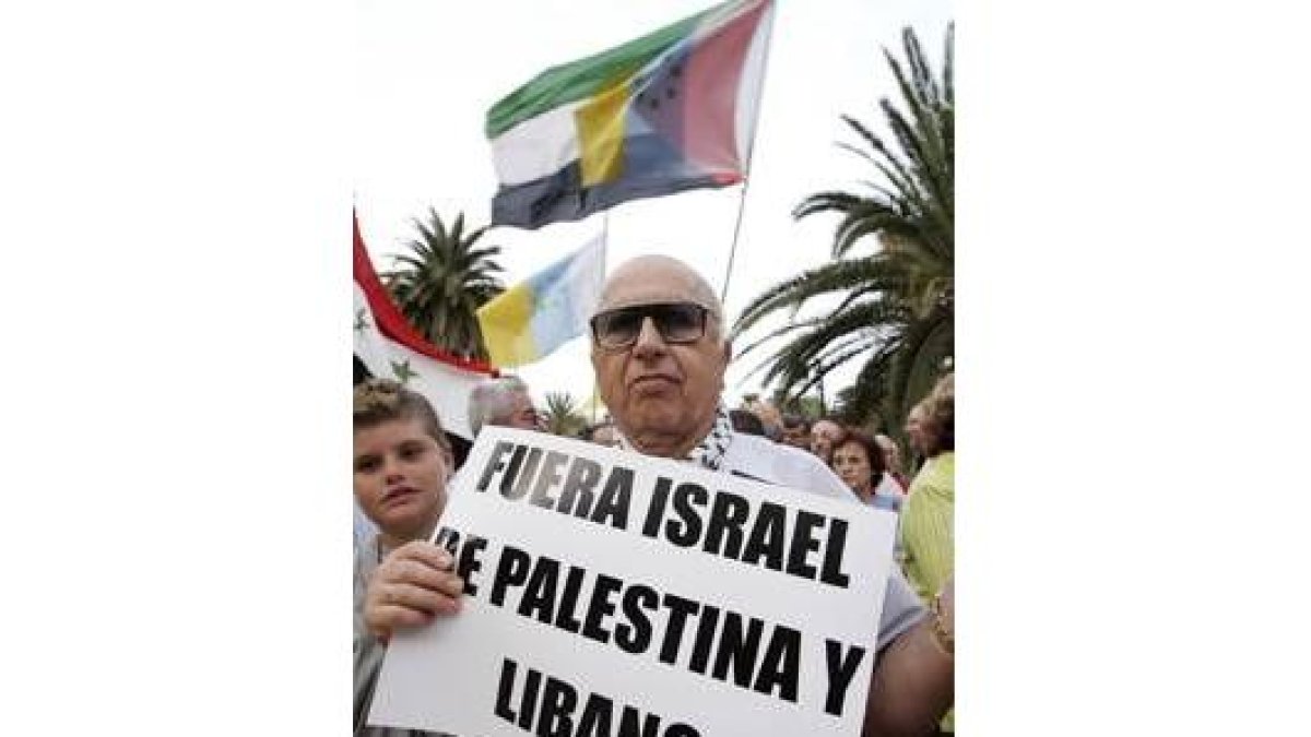 Un hombre porta una pancarta en una manifestación en Canarias