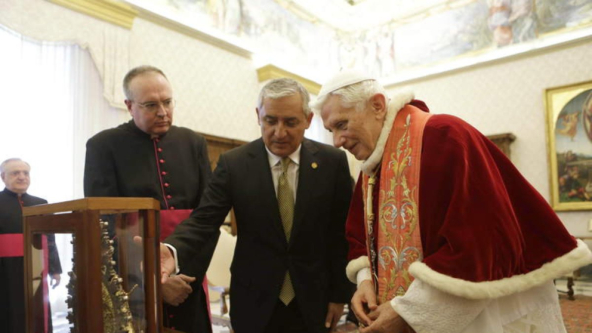 Benedicto XVI junto al presidente de Guatemala, en el recibimiento de ayer.