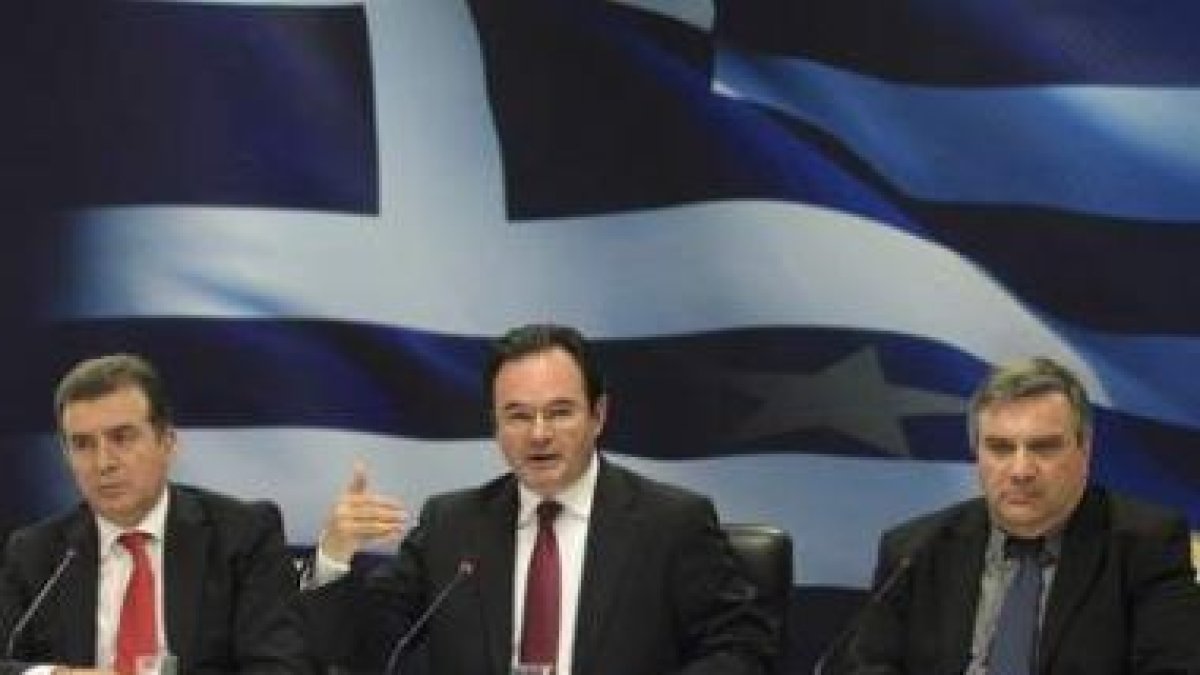 El ministro de Finanzas, Papaconstantinou (centro), anuncia el plan del Gobierno.