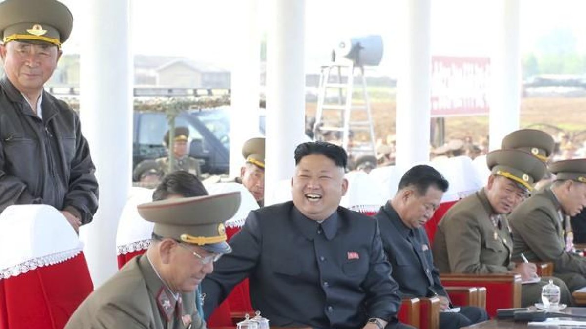 Kim Jong-un, rodeado de oficiales del Ejército, durante una demostración militar, en una imagen de archivo.