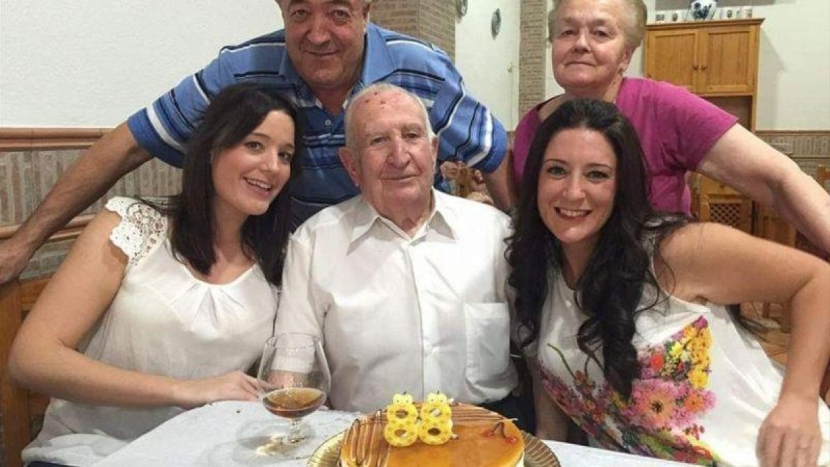 Pablo Sánchez, junto a su mujer, su hijo y sus dos nietas, en su 88 cumpleaños, poco antes de desaparecer.