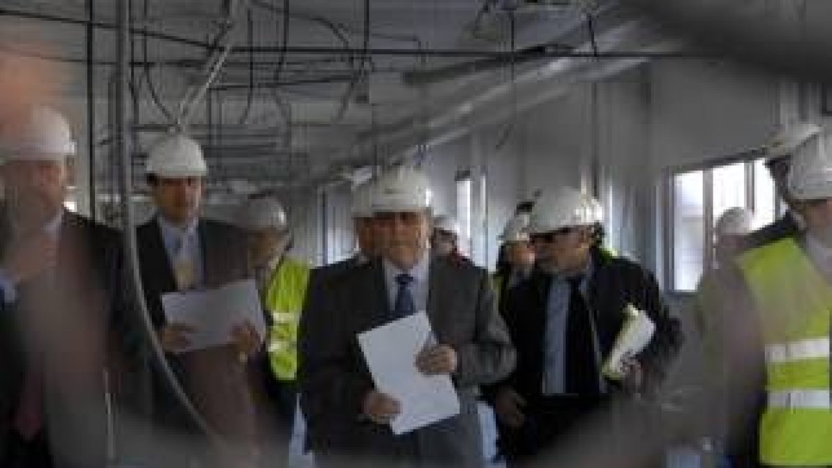 Justo Zambrana y Pere Navarro, en el centro, en las obras del edificio que será sede del Estrada