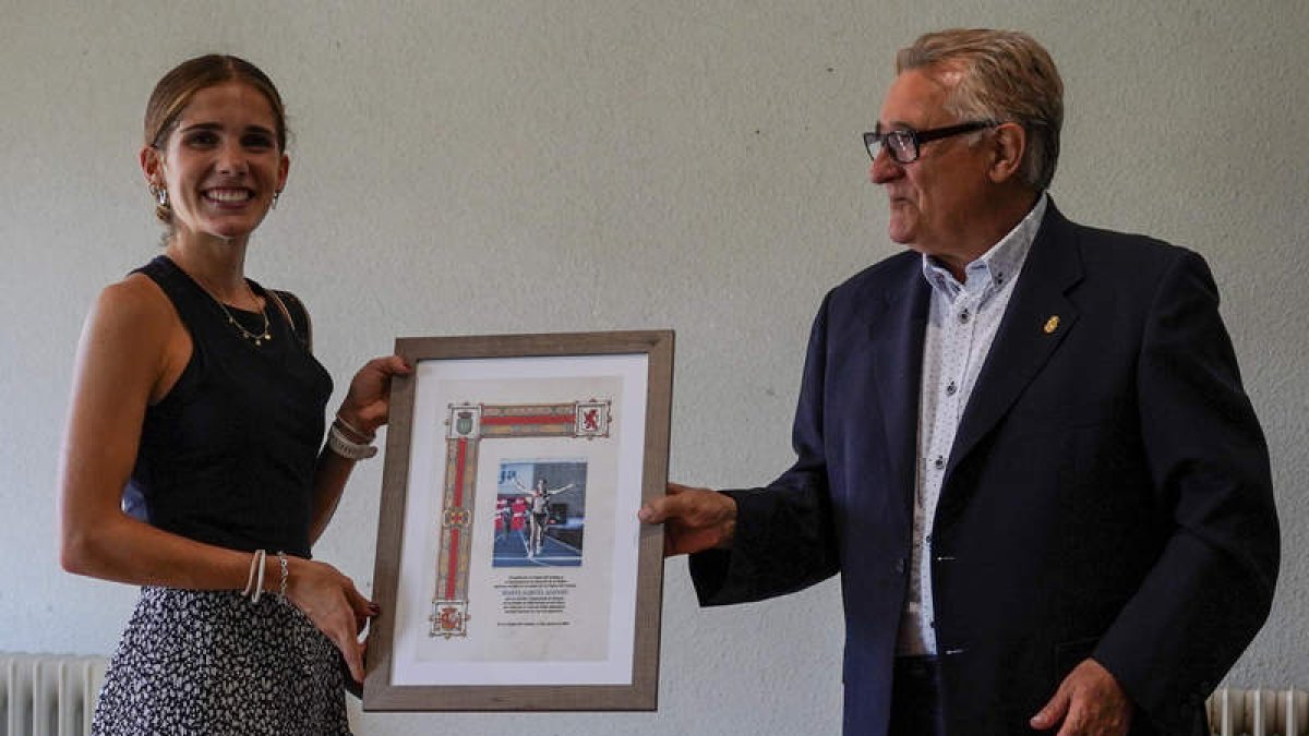 Marta García junto al alcalde de Valverde de La Virgen en el homenaje recibido por sus éxitos. MIGUEL