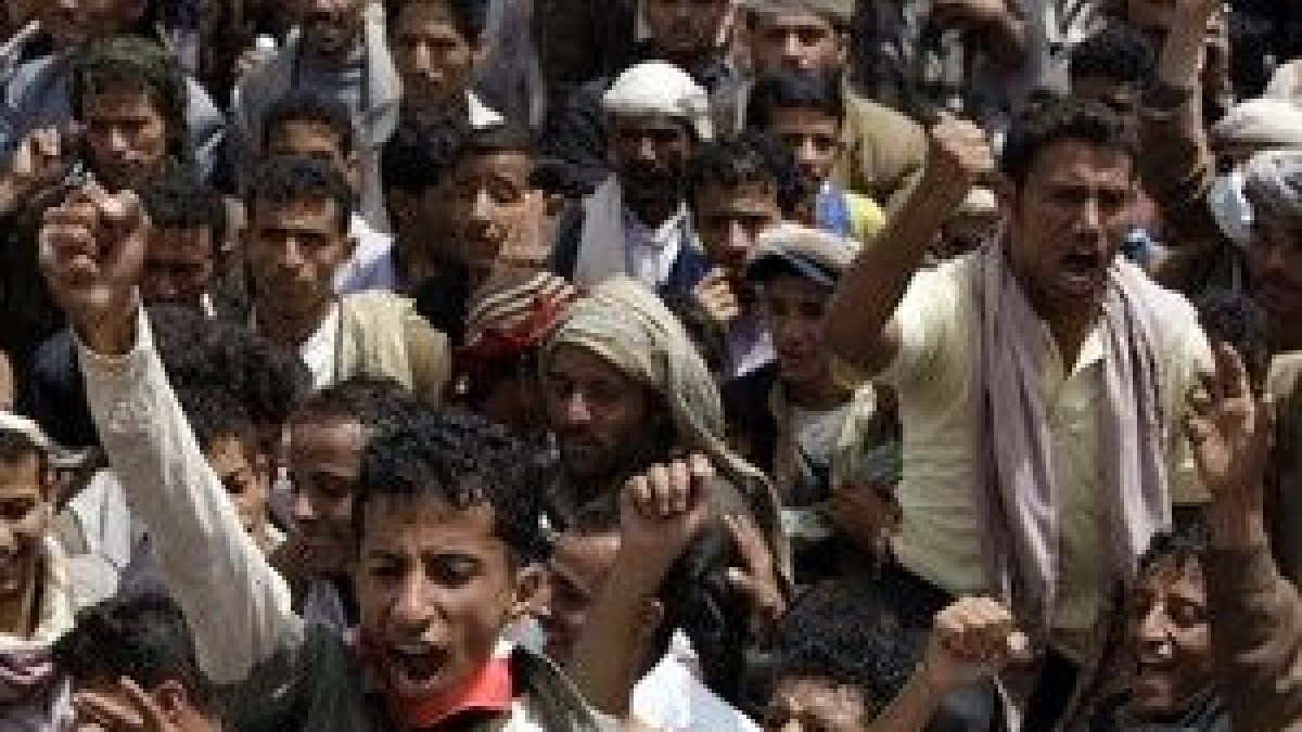Manifestantes yemenís gritan eslóganes contra el régimen de Alí Abdulá Saleh, el jueves, en Saná.