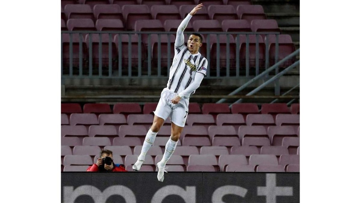 Cristiano Ronaldo celebra su segundo gol, de penalti, el tercero de su equipo ante el Barcelona. ESTÉVEZ