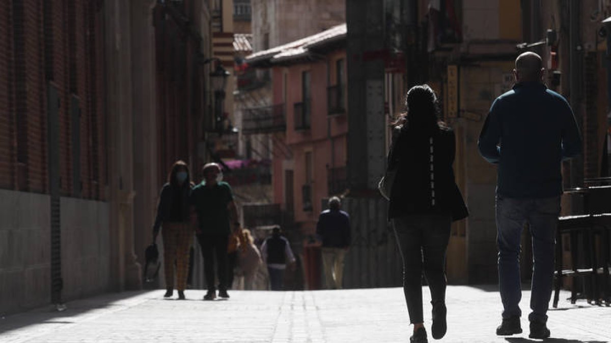 Gente caminando por el casco antiguo de León. FERNANDO OTERO