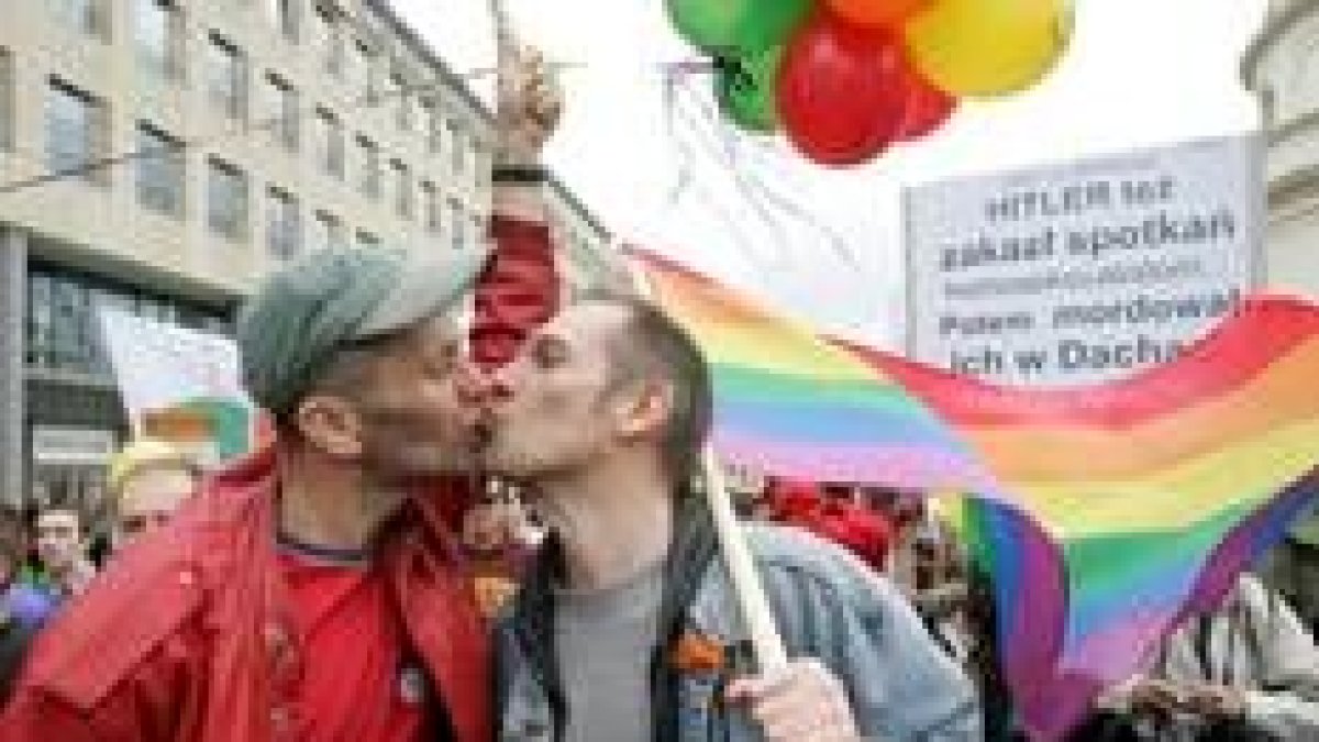 Dos hombres se besan durante una manifestación celebrada en Varsovia