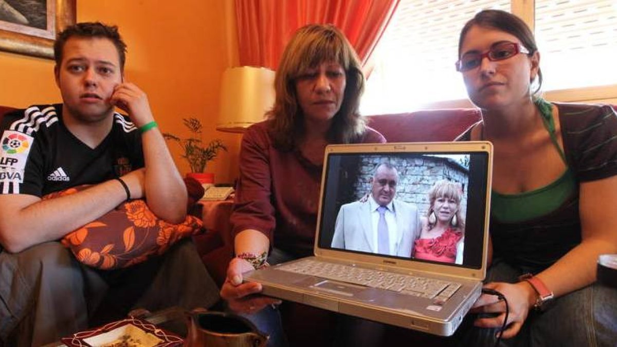 La esposa del fallecido con una imagen de la pareja en el ordenador, entre su hijo y su nuera.