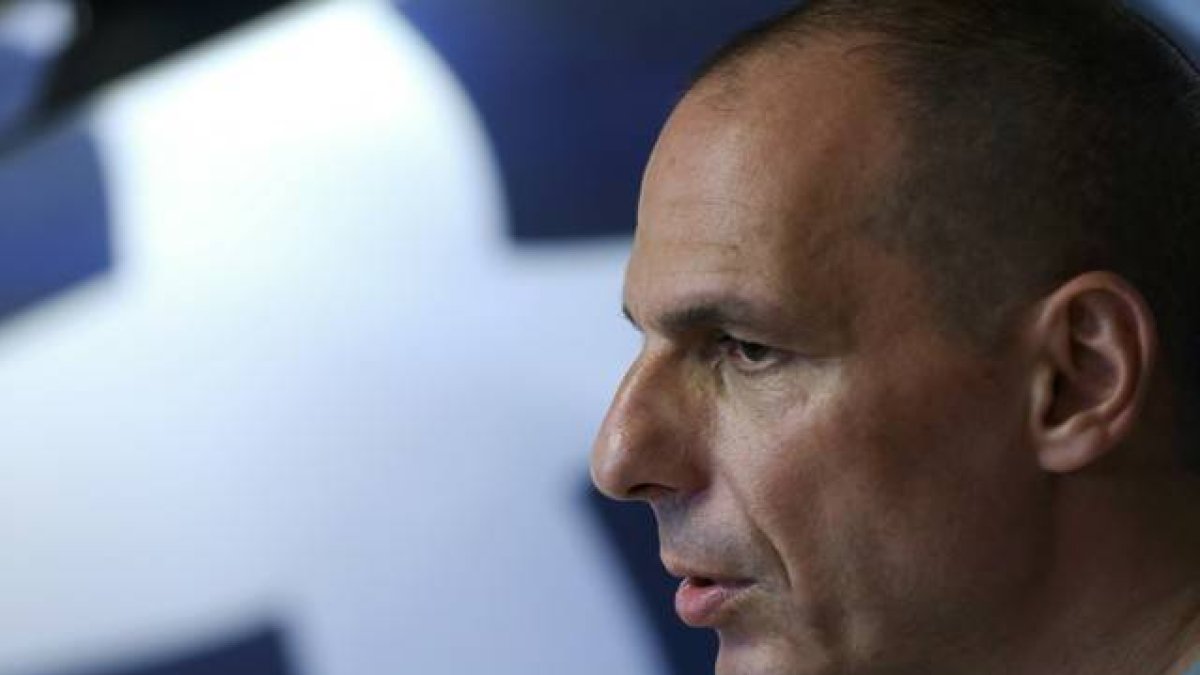 Yanis Varoufakis, exministro de Finanzas de Grecia, comparece ante los medios.