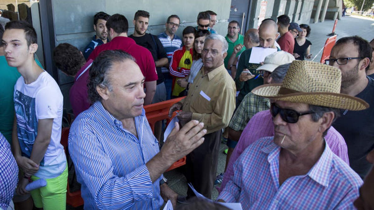 Felipe Llamazares tuvo que salir ayer a hablar con los aficionados para apaciguar los ánimos. F. OTERO