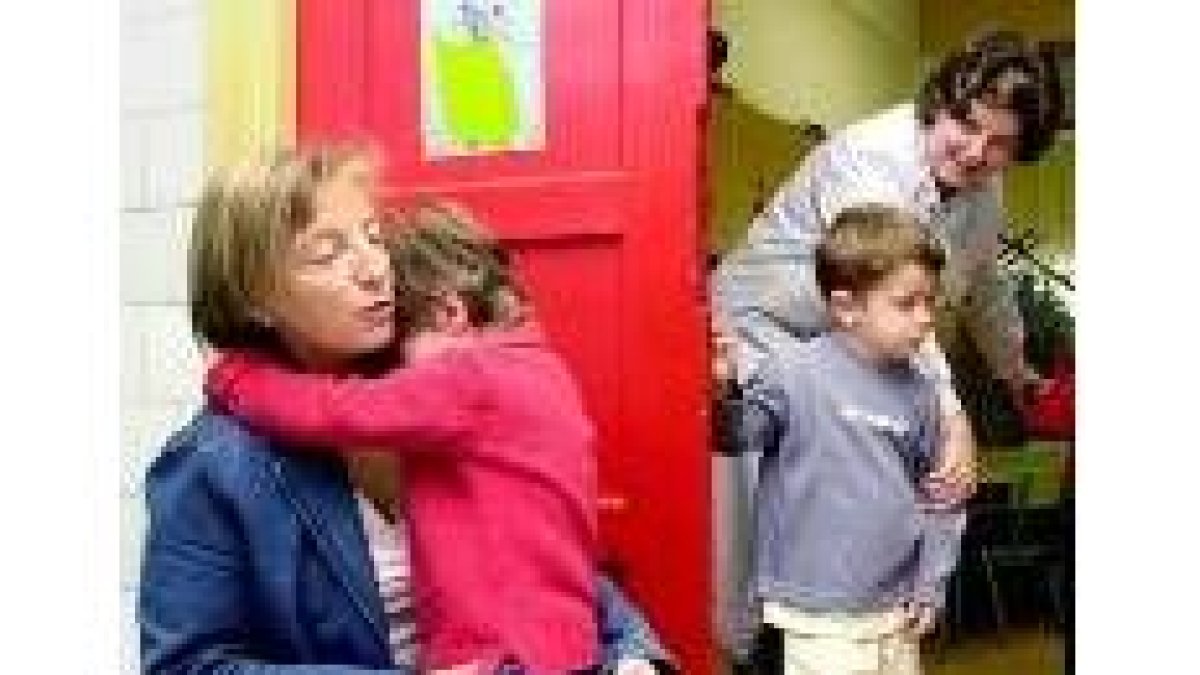 Una niña llora abrazada a su madre antes de entrar en el aula en su primer día de colegio en Navarra