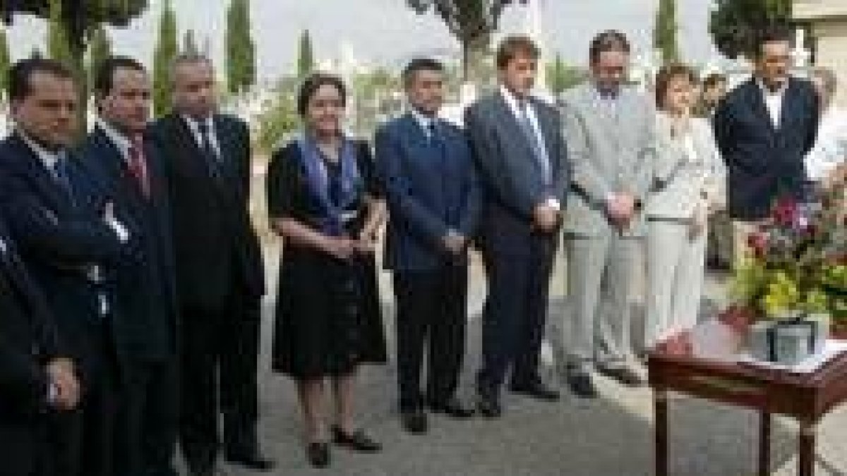 Consuelo Cano junto al alcalde, el presidente de la Diputación y Guerra