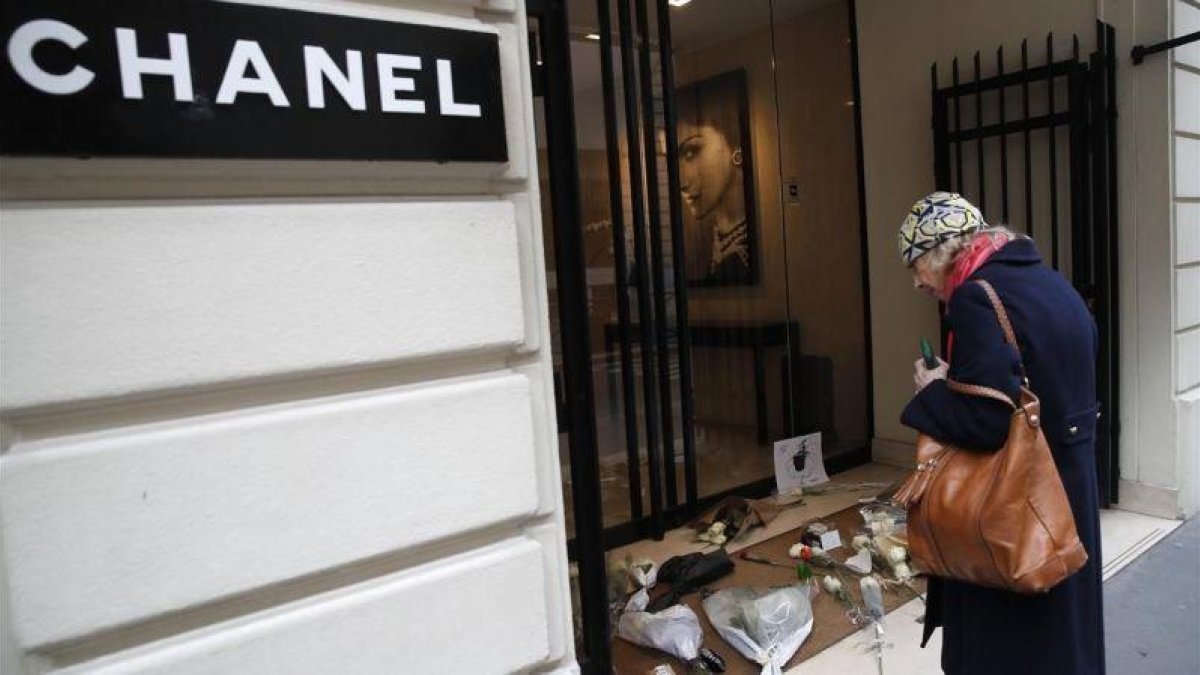 Flores en recuerdo de Lagerfeld en una boutique Chanel de París.
