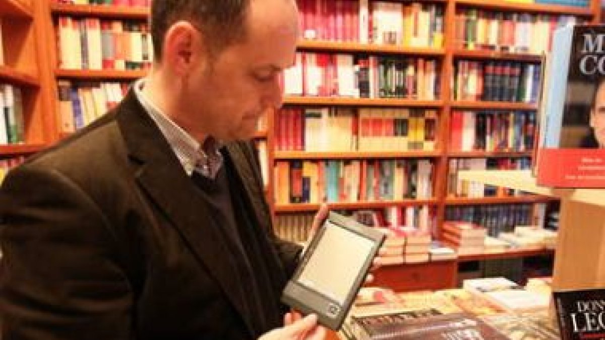 Héctor Escobar muestra un 'e-reader'. Su editorial Eolas ofrecerá todos sus títulos como 'e-books'