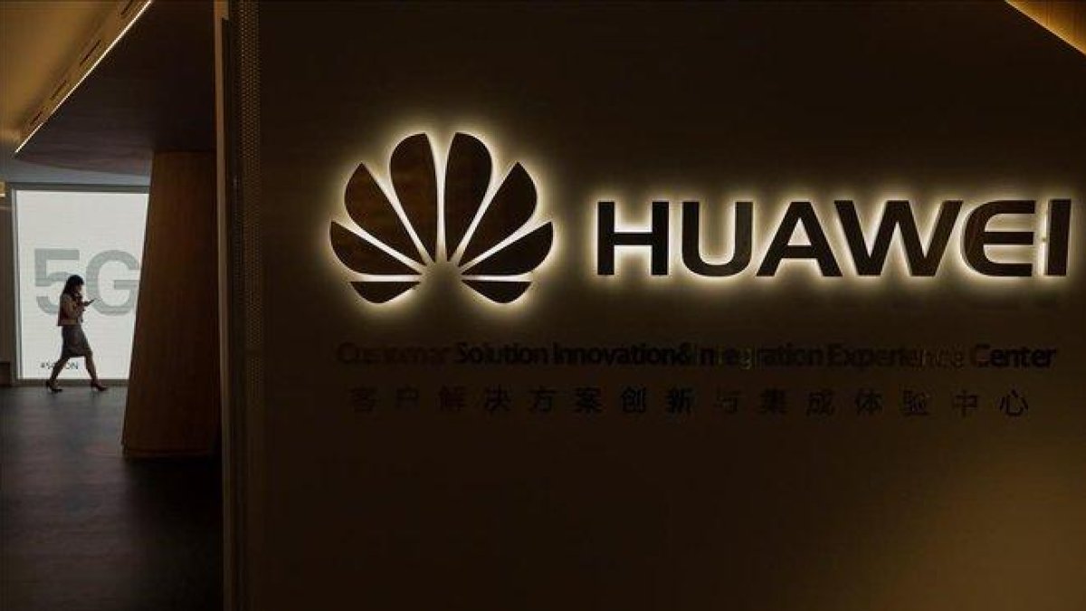 Centro de Huawei en Madrid con carteles de 5G.