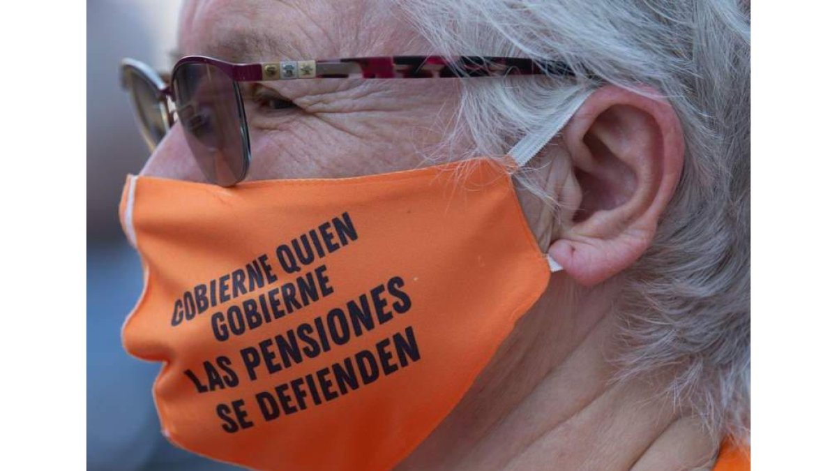 Una pensionista durante una protesta . ENRIC FONTCUBERTA