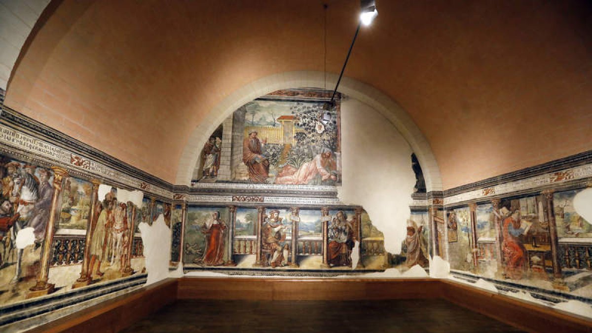 La Cámara de Doña Sancha, reabierta en junio, tras recolocar en ella las pinturas que fueron arrancadas de sus muros. MARCIANO PÉREZ