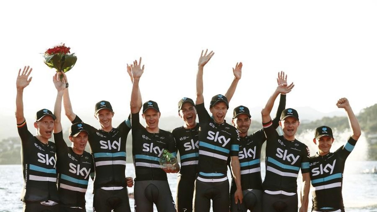 El equipo Sky, vencedor de la primera etapa de la Vuelta Ciclista a España.