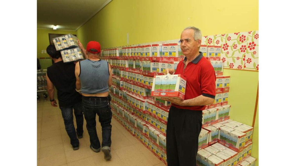 Voluntarios del Banco de Alimentos cargando donaciones.