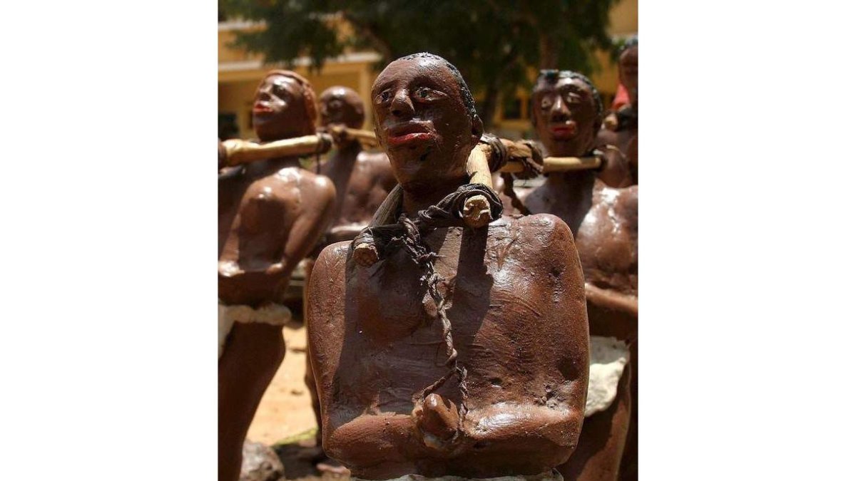 Una escultura de Lamine Barro representa una escena de esclavos encadenados.