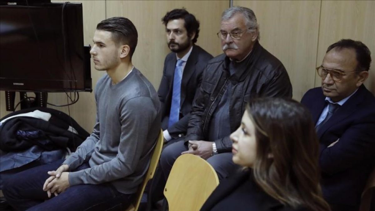 El futbolista Lucas Hernández y su expareja Amelia De la Ossa en una imagen del juicio del pasado día 21 de febrero
