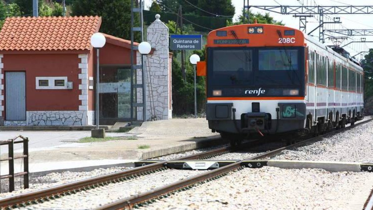 Un tren, a su paso por Quintana Raneros, una de las estaciones que ahora podría cerrarse.