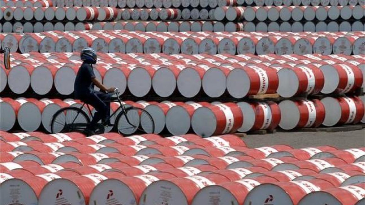 Barriles de petróleo almacenados en una planta de Jakarta.