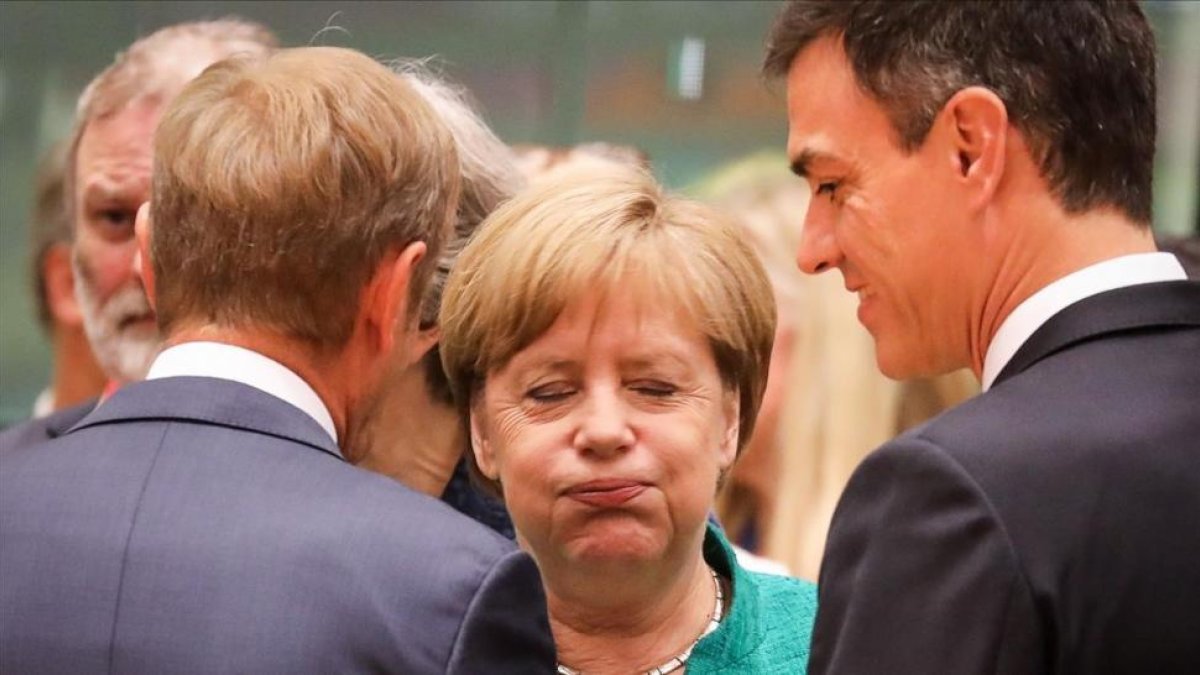 Angela Merkel conversa con Donald Tusk y Pedro Sánchez, hoy en Bruselas.