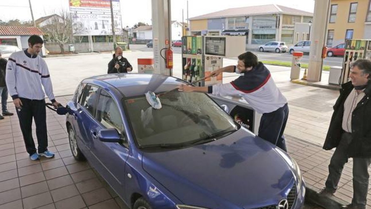 Un coche en una gasolinera