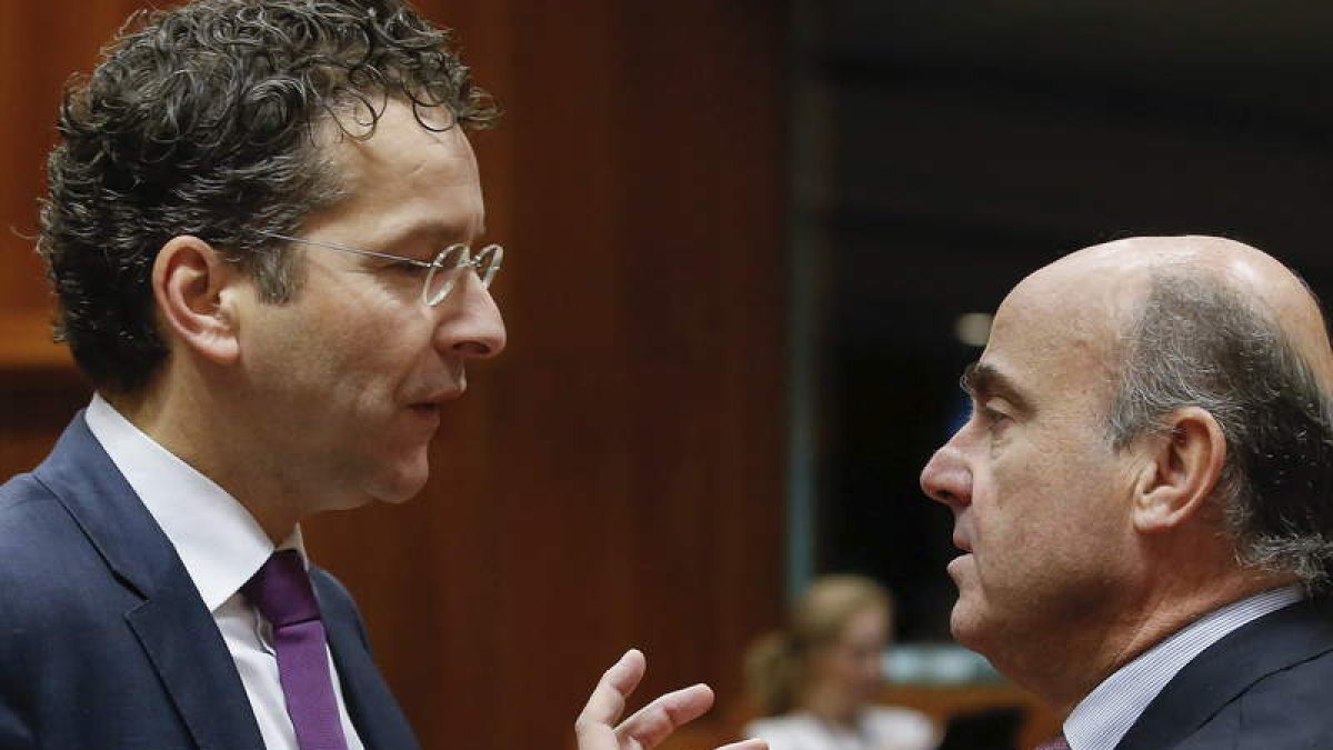 Dijsselbloem, presidente del Eurogrupo y De Guindos, candidato a la próxima elección.