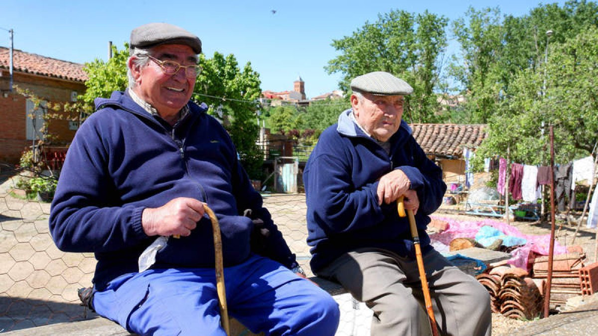 Julián Ruano y Pedro Pérez, vecinos de Valderas, no pierden el humor pese a la situación.