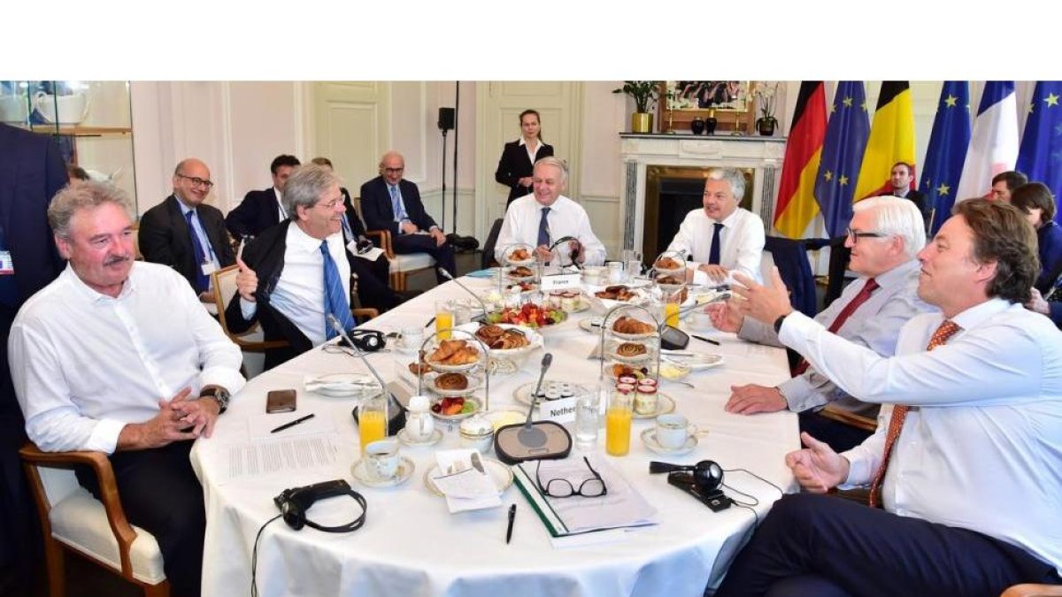 De izquierda a derecha, los ministros Asselborn (Luxemburgo), Gentiloni (Italia), Ayrault (Francia), Reynders (Bélgica), Steinmeier (Alemania) y Koernders (Holanda), este sábado en Berlín.